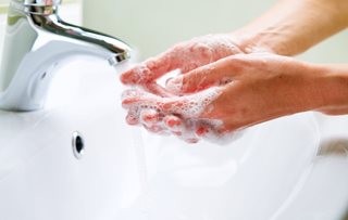 Mycie czy dezynfekcja rąk: co jest skuteczniejsze?